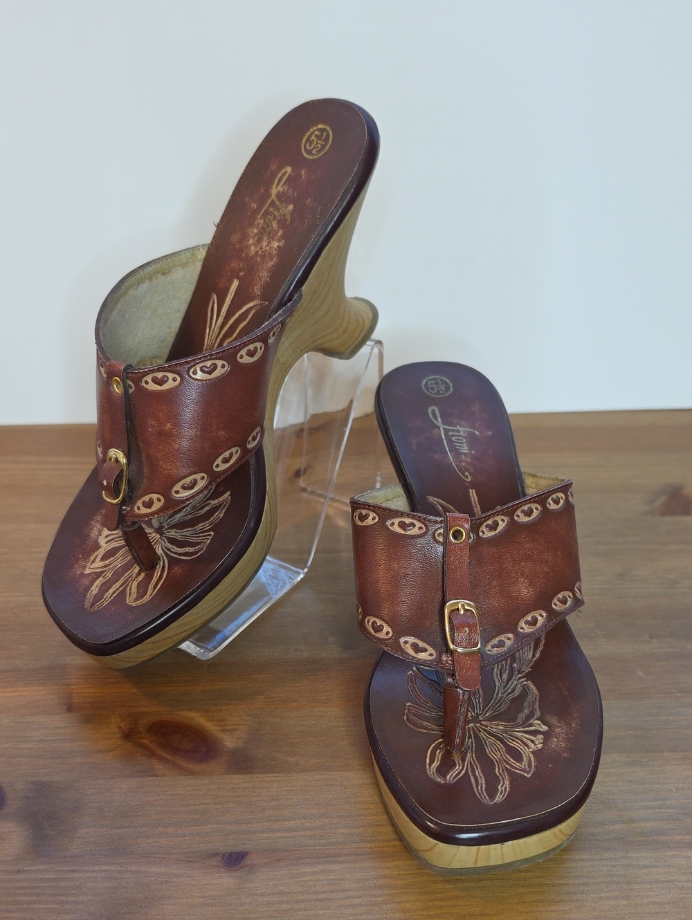 Fioni Women’s Reddish Brown Leather Floral Platform Sandals